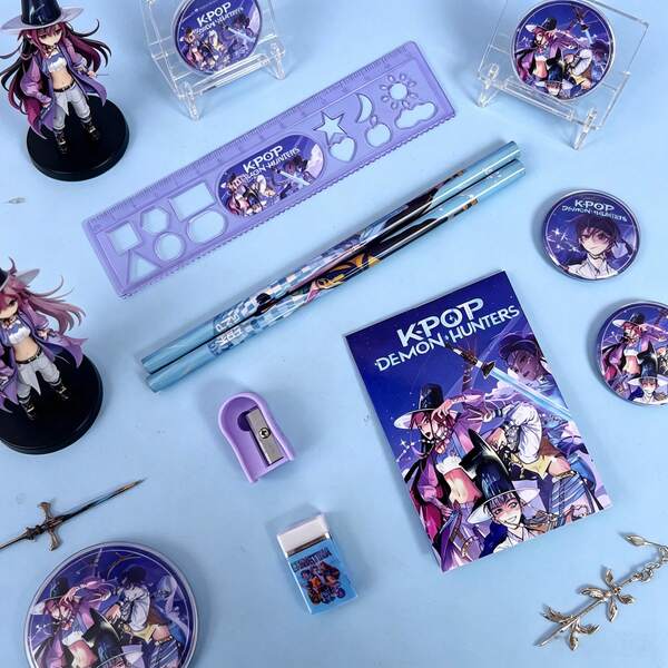 K-POP Themed Complete Stationery Set - Includes Pencil, Ruler, Pencil Sharpener, Eraser And Other Essential K-Pop Idol Group Supplies, Made Of High-Quality Durable Materials With Vivid Idol Character Artwork, Gift Box Packaging, Ideal For Back To School, Daily Study, Desk Organization And Creative Projects, Perfect Gift For K-Pop Fans, Idol Group Enthusiasts, Students, Stationery Lovers And Collectors