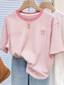 Camiseta de cuello redondo regular con estampado digital de rayas multicolor y bordado de corazón - Multicolor 7 - Ver 2