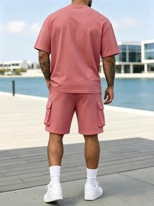 Kolrap 2件組夏季男士薄款磚紅色套裝，圓領寬鬆T恤 + 工裝短褲，運動休閒風，舒適海灘度假旅行穿搭，男士兩件套 - 紅色 - 查看 3