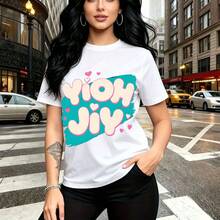 Camiseta de mujer con estampado de chica confiada en calle urbana con texto "YIOH JIY" en letras rosas burbujeantes y corazones - camiseta casual de cuello redondo, ajuste cómodo y moderno, estilo urbano y chic con detalles de tatuaje y aretes - idea - Blanco - Ver 10