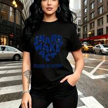 Camiseta de mujer con estampado urbano de diseño gráfico azul "SHARE MAKE ACT" en forma de corazón y texto "DESCRIBE OF AUTHENTIC" - camiseta corta de manga corta con ajuste casual y cómodo, estilo moderno y expresivo para la ciudad - ideal para pase - Negro - Ver 1