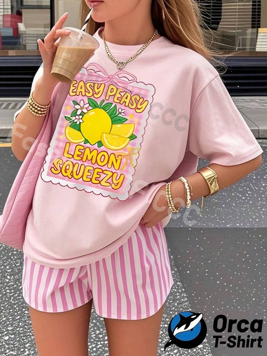 Y2K Personalized Fashion Pure Cotton Women's T-Shirt, Loose Short-Sleeved Top, Street Style Elegance, Casual And Breathable For Everyday Wear, Creative Printed Summer Clothing, Outdoor Sports Gift. The Printed Pattern Features A Lemon Theme Design With The Words "EASY PEASY LEMON SQUEEZY" On It. The Colors Are Bright And Full Of Energy, Suitable For Summer Outfits, Vacation Outfits For Women, Summer Clothes, 4th Of July Outfits For Women - 粉紅色 - 查看 1