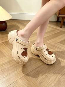 Tamancos de Plataforma com Urso Estilo Y2K para Mulheres, Sensação de Pé Suave e Nuvem, Sapatos Confortáveis de EVA para Casa e Jardim, Calçados Leves com Sola Grossa Elevadora. Design de Bico Fechado Respirável, Estilo de Uso Duplo, Sandálias Escorregadias Antiderrapantes. Adequado para Uso Interno, Externo, Praia e Uso Diário no Verão, Calçado Versátil para Mulheres e Meninas - Caqui - Visão 6