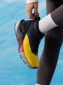 Under Armour HOVR 缓震高帮跑鞋，男女通用，健身及长距离运动，3026802-700 - 黃色/黑色 - 查看 2