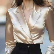 Esta elegante camisa de satén de unicolor con botones es adecuada para cualquier ocasión, desde entornos profesionales de negocios hasta vestimenta de noche refinada. Negro primavera - Albaricoque - Ver 2