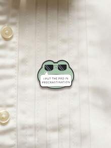 Insignia de esmalte con rana que dice "Pongo el Pro en la Procrastinación", accesorio humorístico único, regalo perfecto para amantes de la comedia, diseño duradero y elegante - verde menta - Ver 5