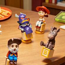 Miniso Disney Pixar Puppe Story 30. Jubiläums Retro Edition Blind Box Figur, klassische IP neu gestaltet mit interessantem Flugschach-Design, nur Blind Box Figur, Flugschachbrett nicht enthalten (zufällige 1 Stück) - Verschiedenfarbig - Übersicht 5