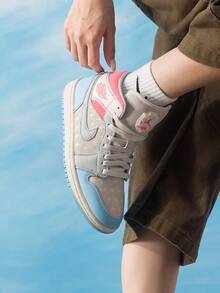 WMNS AIR JORDAN 1 MID 篮球鞋，缓震，女款跑步、健身、篮球鞋 IM7420-133 - 帆白/冷藍/火山岩紅 - 查看 2