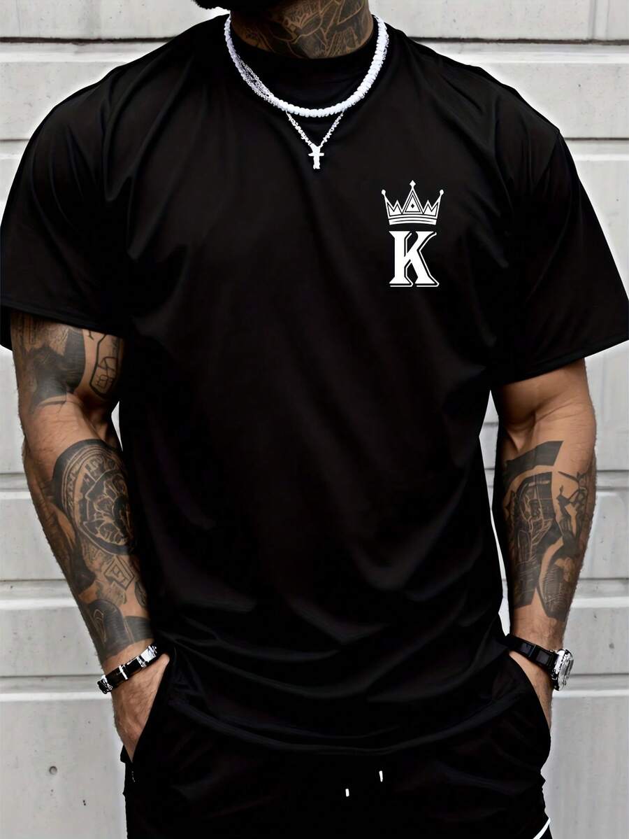Playera hombre algodón transpirable cuello redondo manga corta, estampado letra K con corona blanca en el costado del pecho, estilo street minimalista para verano - Negro - Ver 1