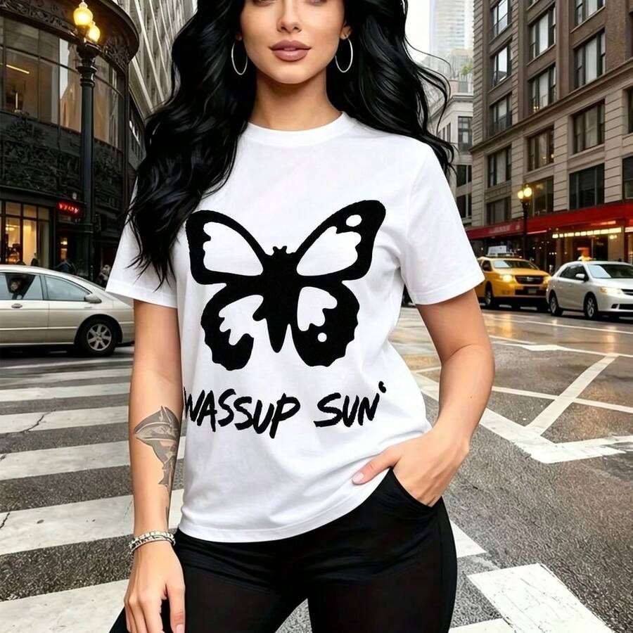 Camiseta de mujer con estampado de chica urbana de cabello largo y negro con mariposa oscura en el pecho y texto "WASSUP SUN" - camiseta casual de manga corta, ajuste cómodo y estilo moderno - ideal para paseos por la ciudad, reuniones informales y r - Blanco - Ver 1