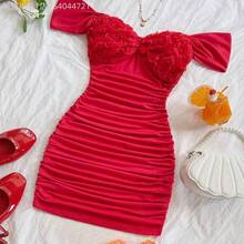 MewMuse. Vestido mini ajustado con hombros descubiertos, fruncido y decoración floral 3D para mujer - Burdeos - Ver 4