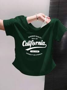 白色不對稱單肩 California 字母印花短袖 T 恤 女款夏季修身顯身材辣妹風休閒上衣 - 墨綠色 - 查看 5