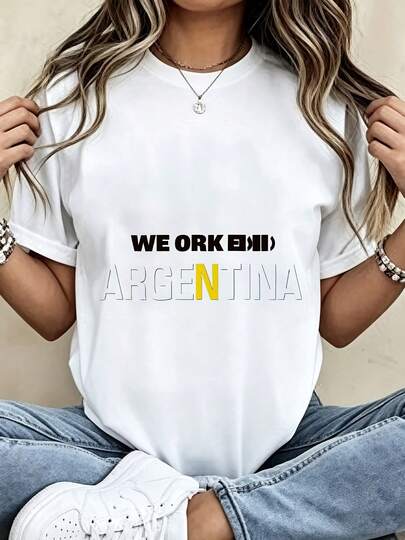  Camiseta del equipo de fútbol de Argentina de la FIFA para hombres y mujeres - Camiseta de cuello redondo de manga corta de algodón con la impresión en negrita "ARGENTINA" y la "N" resaltada en amarillo, top transpirable suave de verano para fanáticos del fútbol, uso diario casual como regalo