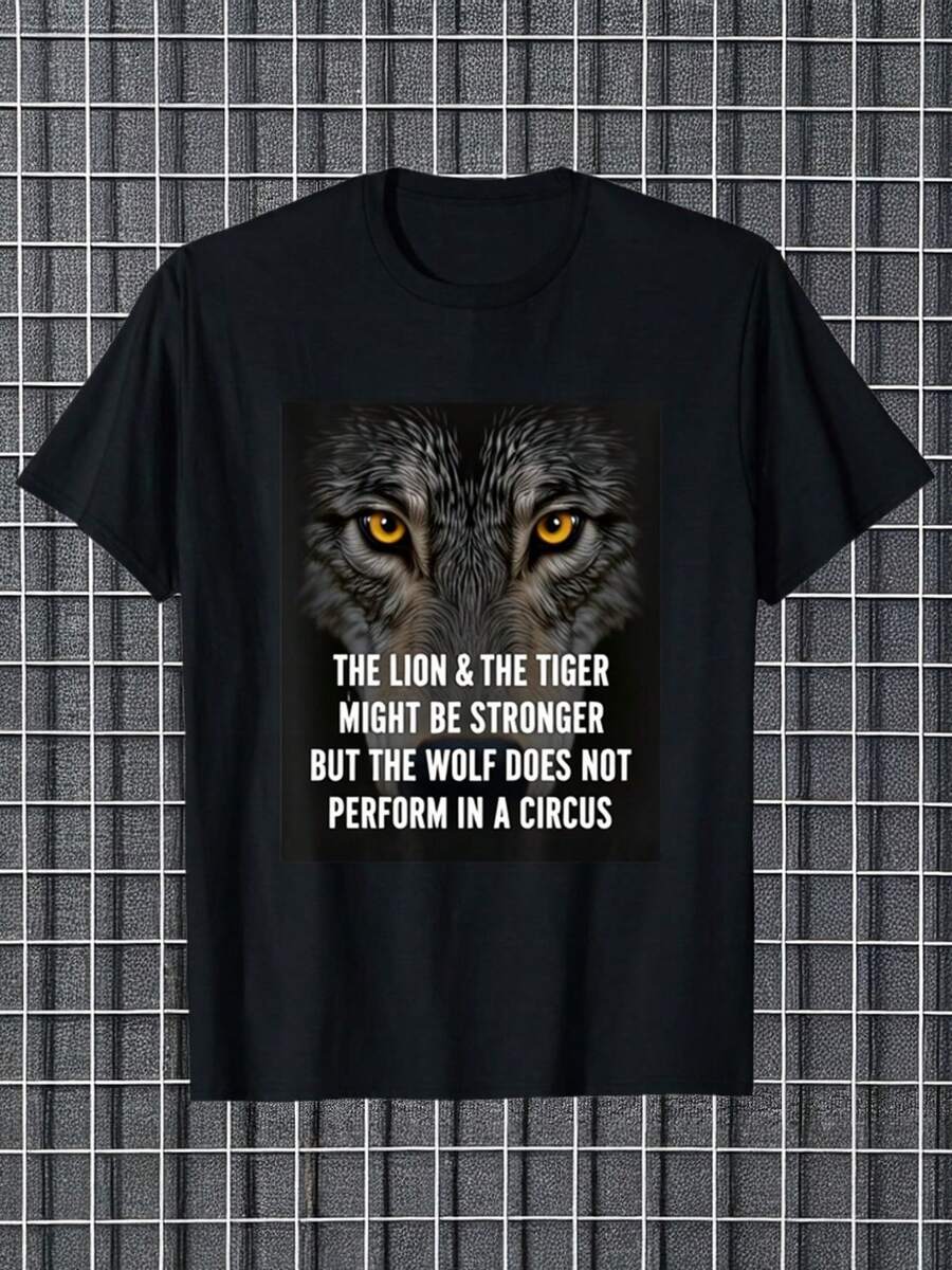Camiseta gráfica con diseño de lobo y león para hombres y mujeres - Hecha de tela pesada de 18 g/m², esta camiseta de cuello redondo de manga corta ofrece un ajuste relajado y presenta una impresión de lobo junto con una cita humorística (El león, el tigre podrían ser talla grande fuertes). - Negro - Ver 1