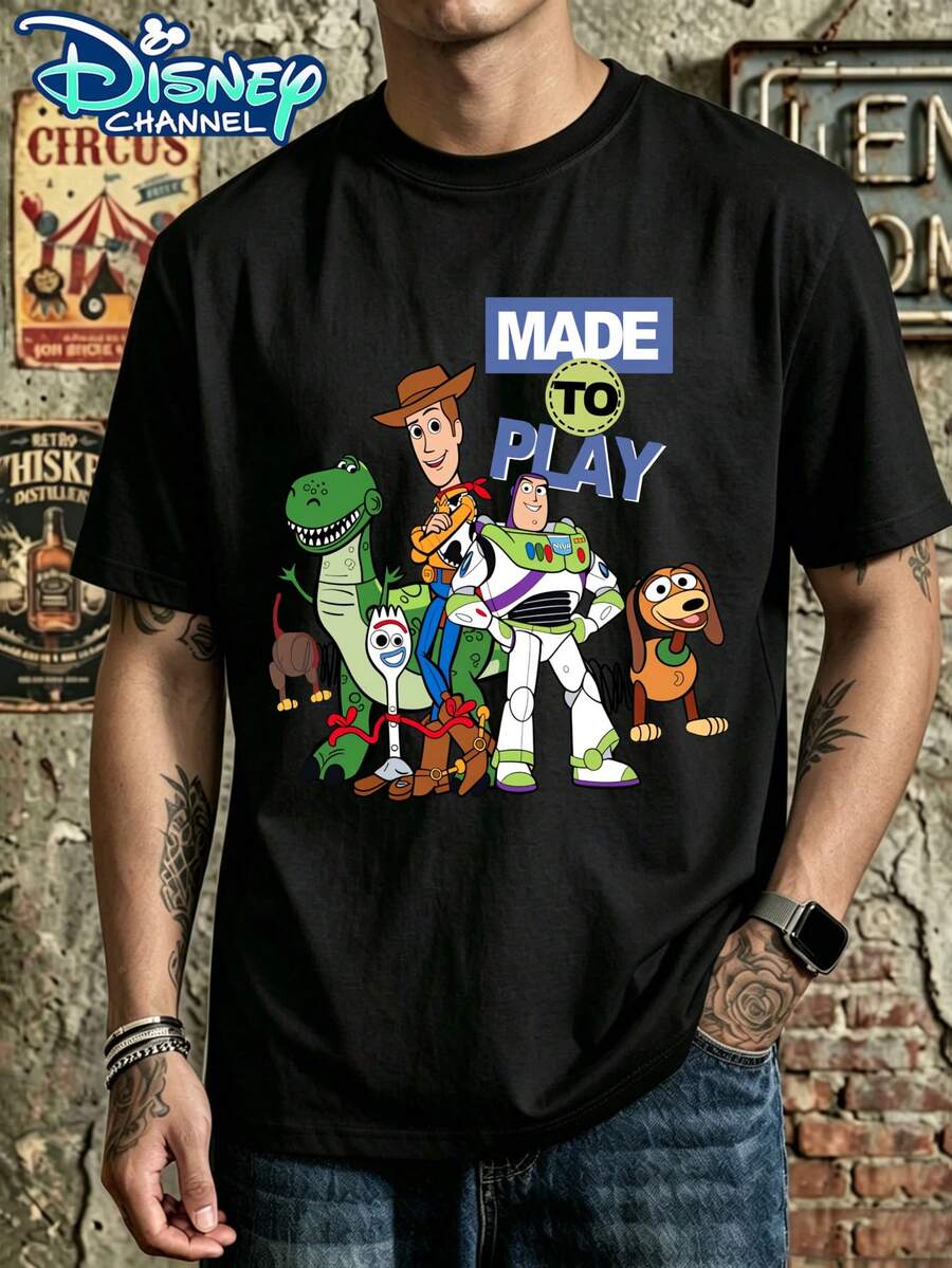 Disney Toys Movie Cartoon Printed Short Sleeve Bass Lightyear Woody Casual Round Collar T-Shirt, Woody Hugs Dragon Kids Fun Pattern Print Design T-Shirt, Men's Summer Short Sleeve Top, High Quality 100% Cotton Short Sleeve T-Shirt, Summer Relaxed Breathable Casual Pocket Short Sleeve, Universal For Men And Women, Disney Fans Must-Have, Disneyland Travel Dress, Couples, Leisure Everyday Wear, Street Wear, Vacation Wear, Campus Wear - 黑色 - 查看 1