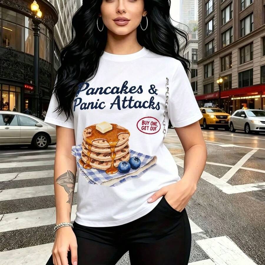 Camiseta de mujer con estampado divertido de panqueques y texto "Pancakes & Panic Attacks" - diseño casual de manga corta con escote redondo, ajuste cómodo y estilo urbano para el día a día - ideal para paseos por la ciudad, reuniones con amigas o co - Blanco - Ver 1