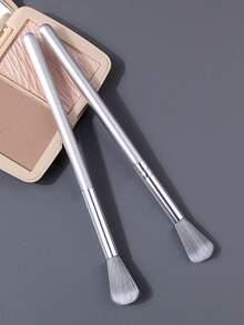 2 piezas Juego de brochas resaltadoras, mango de madera plateado, pelo suave y denso, brochas de maquillaje esponjosas para una aplicación precisa de iluminador y contorno - Plateado - Ver 4