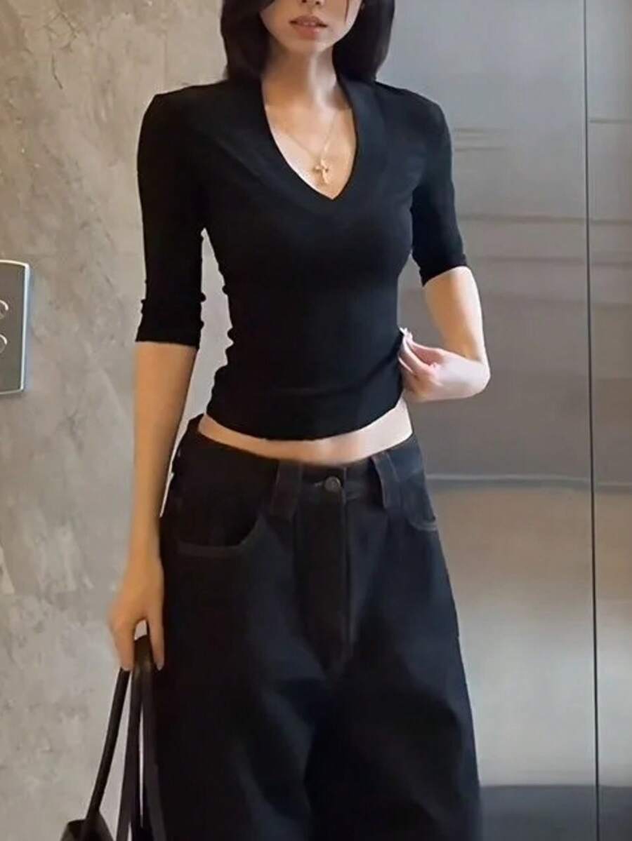 性感少女风黑色V领中袖T恤，女士夏季新款修身百搭休闲上衣，舒适常规肩部设计 - 女士夏季T恤