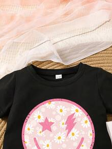 Prenda individual, no un conjunto de 3 piezas, Set de 1 camiseta de manga corta de verano con estampado combinado de rostro floral y colorido, para adolescentes. - Negro - Ver 4