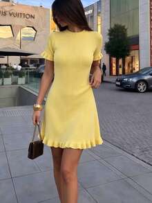 Đầm ngắn xếp ly ngọt ngào mới dành cho nữ mùa xuân/hè, thiết kế màu vàng neon ôm sát, cổ tròn, tay ngắn và gấu đầm xếp ly, phù hợp cho mặc hàng ngày, hẹn hò ăn trưa và những buổi đi chơi thường ngày thanh lịch. - Màu vàng - Xem 7