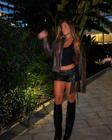 Women's Faux Leather Mini Shorts With Belt And Rhinestones - Stylish For Parties - 黑色 - 查看 3