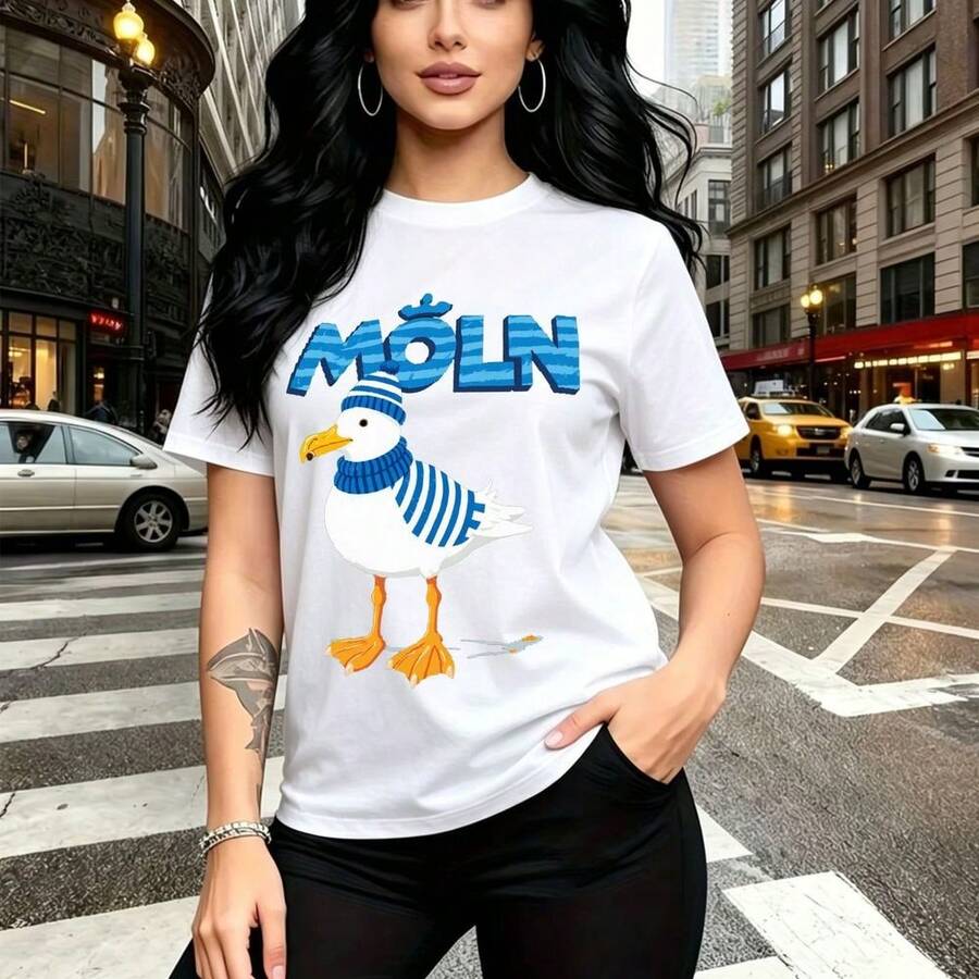 Camiseta de mujer con estampado de gaviota caricaturesca con bufanda a rayas azules y blancas y texto "MÖLN" - camiseta casual de manga corta, ajuste cómodo y estilo urbano moderno - ideal para paseos por la ciudad, días soleados en la playa o como r - Blanco - Ver 1