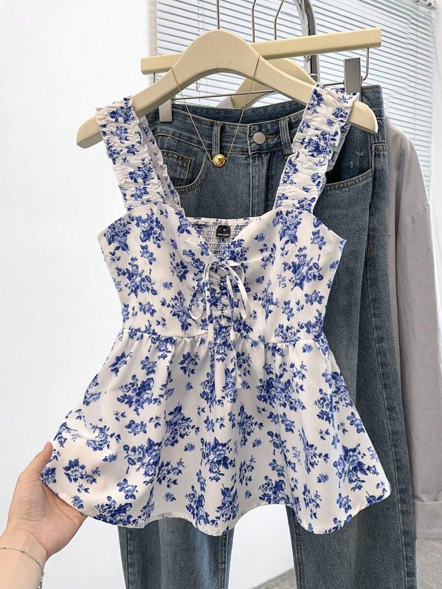 Top sin mangas con decoración de lazo y estampado floral ditsy dulce, Camiseta de tirantes rojos con estampado floral para uso diario, Camiseta de tirantes rojos con estampado floral ditsy para vacaciones - Blanco - Ver 1