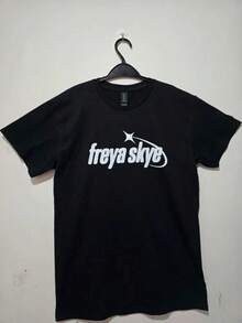 Camiseta Unisex Freya Skye Negra con Estampado de Estrellas Alineadas, Edición Tour 2026, con Brillo Blanco. Nueva Llegada de Ropa Urbana de Marca. Camisetas para Hombre y Mujer, Tops para Mujer, Conjunto Familiar a Juego, Tallas para Adultos y Niños.  Gym Y2k Sport Hombre Verano. - Negro - Ver 1