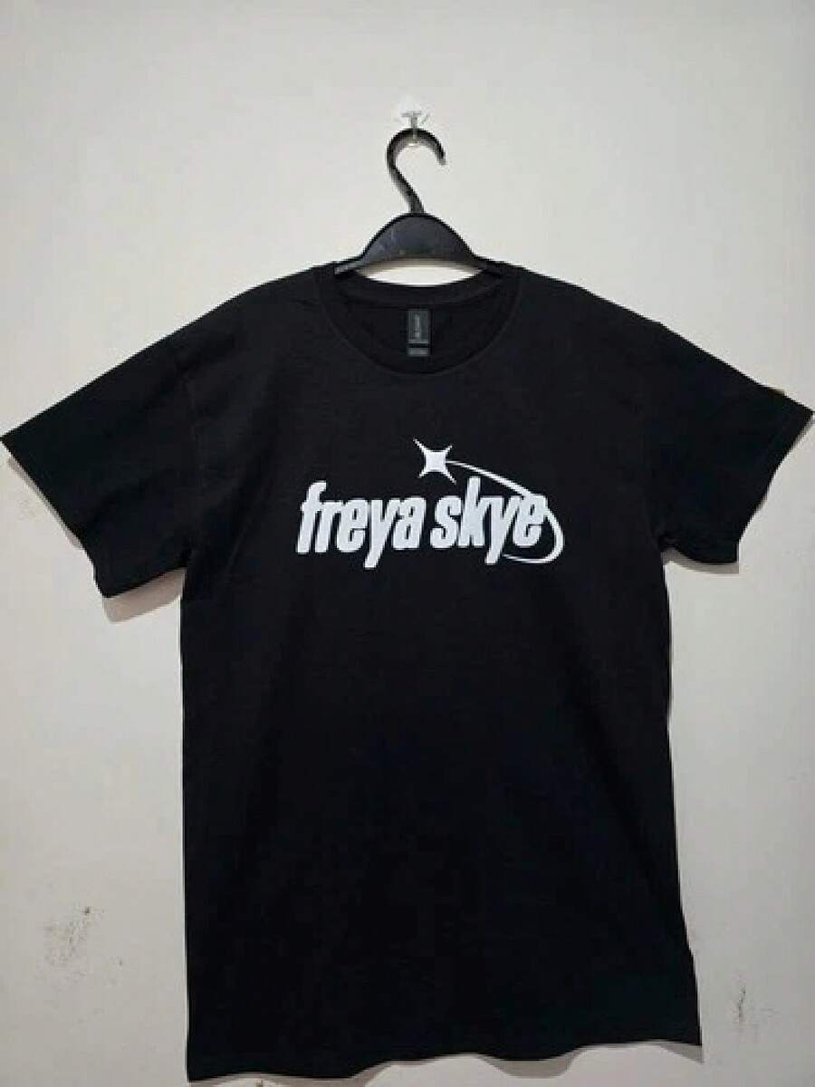 Camiseta Unisex Freya Skye Negra con Estampado de Estrellas Alineadas, Edición Tour 2026, con Brillo Blanco. Nueva Llegada de Ropa Urbana de Marca. Camisetas para Hombre y Mujer, Tops para Mujer, Conjunto Familiar a Juego, Tallas para Adultos y Niños.  Gym Y2k Sport Hombre Verano. - Negro - Ver 1