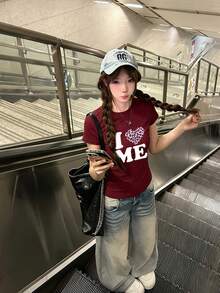 女款心形與字母印花設計修身短袖T恤，夏季美式獨特休閒上衣 - 酒紅色 - 查看 2