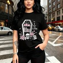 Camiseta de mujer con estampado gótico y macabro de ataúd, estantería de libros, frascos mágicos y calavera con flores rosas y frase "I REST WHEN I'M LIVING" - camiseta casual de manga corta con ajuste cómodo y elegante, estilo urbano alternativo y m - Negro - Ver 9