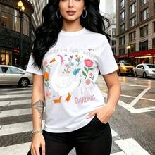 Camiseta de mujer con estampado de ganso blanco rodeado de flores coloridas y texto divertido "SORRY I'm late WASI LATE DARLING" - camiseta casual de manga corta, ajuste cómodo y estilo urbano moderno - ideal para paseos por la ciudad, días de lluvia - Blanco - Ver 7