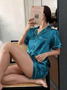 Conjunto de pijama corto de verano para mujer de color liso suave, con delicadas mangas cortas y elegante diseño de cuello con botones, top sencillo combinado con shorts holgados, material de satén fino, suave y liso, amigable con la piel, transpirable, fresco y sin sudor, ajuste versátil y estilizado, cómodo de usar, apto para lavado diario a máquina y fácil cuidado, adecuado para ocio en casa y salidas casuales - Verde - Ver 1