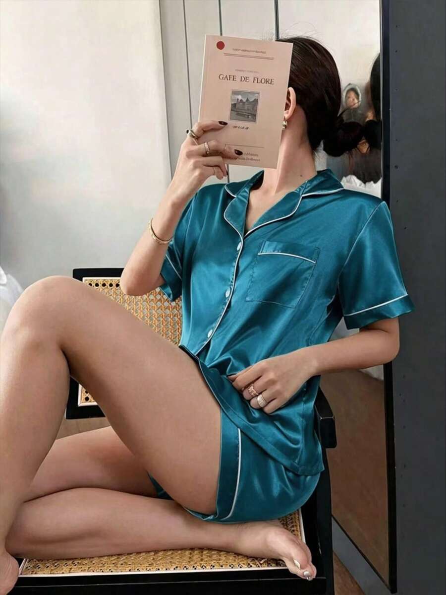 Conjunto de pijama corto de verano para mujer de color liso suave, con delicadas mangas cortas y elegante diseño de cuello con botones, top sencillo combinado con shorts holgados, material de satén fino, suave y liso, amigable con la piel, transpirable, fresco y sin sudor, ajuste versátil y estilizado, cómodo de usar, apto para lavado diario a máquina y fácil cuidado, adecuado para ocio en casa y salidas casuales - Verde - Ver 1