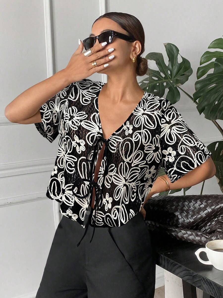 2026 Blusa de mujer de malla con textura minimalista y casual para uso diario en verano, camisa de mujer de manga corta francesa - Negro - Ver 1