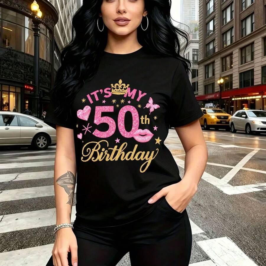 Camiseta de mujer con estampado festivo para cumpleaños número 50, diseño con corona dorada, labios y mariposas sobre el número 50 brillante - camiseta casual de cuello redondo, ajuste cómodo y elegante, estilo urbano y moderno - ideal para celebrar - Negro - Ver 1