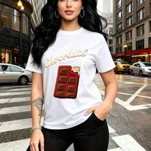 Camiseta de mujer con estampado de chica urbana con cabello rizado y tatuaje que dice "Chocolate" - camiseta casual de manga corta, ajuste cómodo y moderno, estilo callejero y divertido - ideal para paseos por la ciudad, reuniones informales y regalo - Blanco - Ver 7