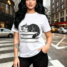 Camiseta de mujer con estampado divertido de gato rayado sobre libros y frase "easily distracted by CATS & BOOKS" - camiseta casual de manga corta, ajuste cómodo y estilo urbano relajado - ideal para paseos por la ciudad, días soleados o nublados y r - Blanco - Ver 9