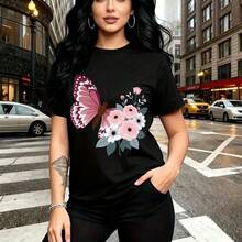 Camiseta de mujer con estampado vibrante de mariposa rosa y flores delicadas en fondo urbano - camiseta casual de manga corta con cuello redondo, ajuste cómodo y moderno que combina estilo callejero con toque femenino - ideal para paseos por la ciuda - Negro - Ver 7