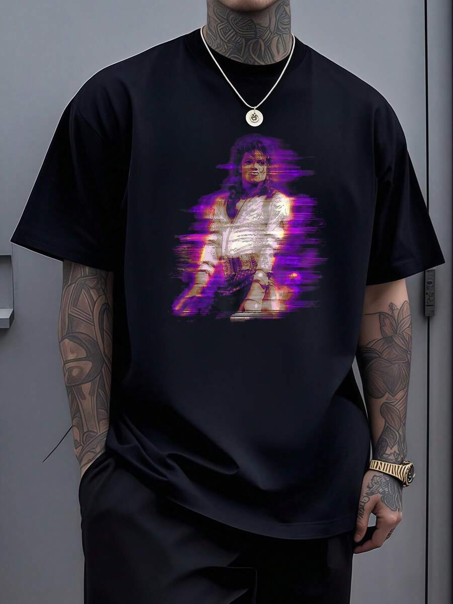 A Powerful Artistic Representation Of With A Vibrant Purple And Magenta Glitch Distortion Effect That Evokes His Iconic Stage Presence. This High-Quality Men's T-Shirt Celebrates The King Of Pop's Legacy, Fusing His Timeless Charisma With A Bold, Modern Aesthetic For A Striking And Memorable Outfit. Perfect For Fans And Streetwear Enthusiasts Looking To Add An Artistic And Legendary Touch To Their Everyday Wardrobe. This Garment Is A Statement Of Admiration For An Enduring Musical Icon And His Cultural Impact. Its Unique Design Attracts Attention And Sparks Conversation. A Collector's Item For True Art And Music Lovers. - 黑色 - 查看 1