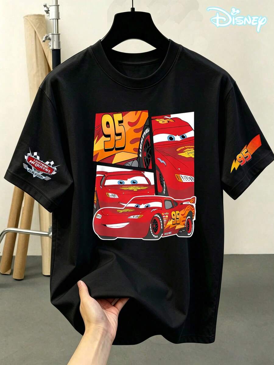 Disney Lightning McQueen 95 Racing Short Sleeve T-Shirt With Double Sleeve Print, Featuring Classic Cartoon Elements From The Racing Movie Combined With Vintage Racing Lines, Classic Painted Flags, And Flame Details, Creating A Speed-Racing-Themed Design. Made From Soft, Breathable, 100% Pure Cotton Fabric, This White, Loose-Fitting T-Shirt Is Perfect For Disney Fans, Racing Enthusiasts, And Students. Ideal For Everyday Commuting, Campus Life, Outdoor Activities, And Themed Parties, This T-Shirt Series Combines Iconic Disney Racing Elements With The Famous Number 95 And Retro Racing Lines, Blending American Street Style With Cartoon Patterns That Are Very Popular With Teenagers And Homebodies. - 黑色 - 查看 1