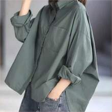 WNS Camisa de manga larga de unicolor y estilo minimalista para mujer, camisa suelta y holgada de manga larga y solapa para mujer, camisa casual de unicolor con bajo de murciélago, prenda exterior versátil y minimalista para uso diario con protección solar, color rojo primaveral - Caqui - Ver 3