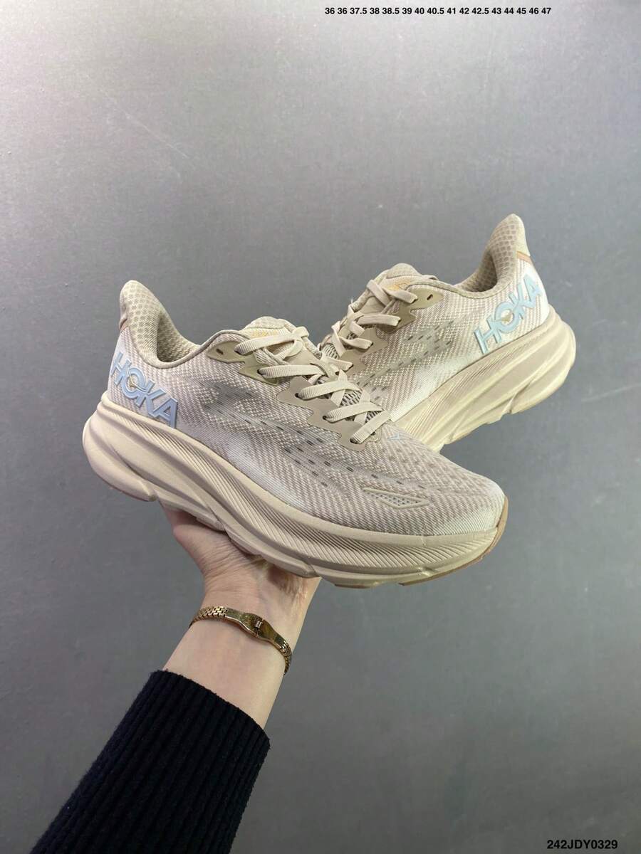 Hoka One One CLIFTON 9 公路跑鞋，透气、轻便、缓震、防滑，四季皆宜，男女通用，流沙色
