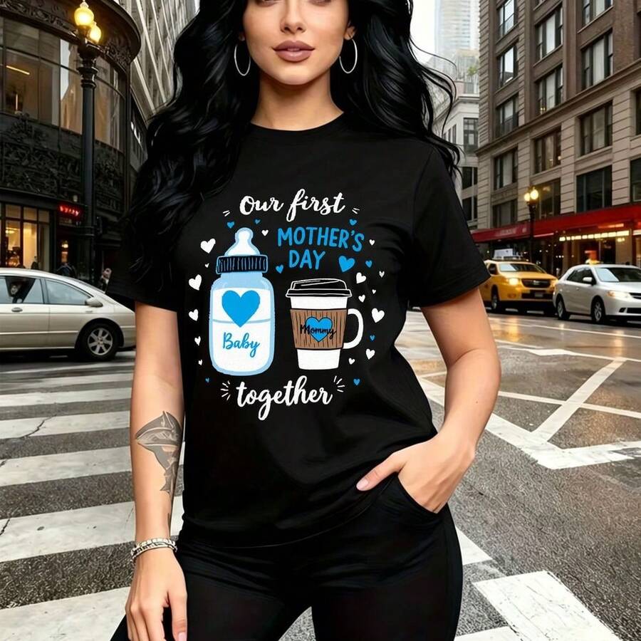 Camiseta de mujer con estampado "Nuestro primer Día de la Madre juntos" con biberón y taza de café - camiseta casual de cuello redondo, ajuste cómodo y moderno, estilo urbano y emotivo - ideal para celebraciones familiares, salidas casuales y regalo - Negro - Ver 1