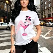 Camiseta de mujer con estampado de chica pin-up recostada en copa de cóctel rosa - camiseta casual de cuello redondo, ajuste cómodo y elegante, estilo urbano y atrevido - ideal para paseos por la ciudad, salidas casuales y regalo perfecto para mamá, - Blanco - Ver 8