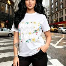 Camiseta de mujer con estampado festivo "Happy New Year" en caligrafía elegante sobre fondo de confeti y estrellas brillantes - camiseta casual de manga corta, ajuste cómodo y moderno, estilo urbano y celebratorio para la víspera del Año Nuevo - idea - Blanco - Ver 7