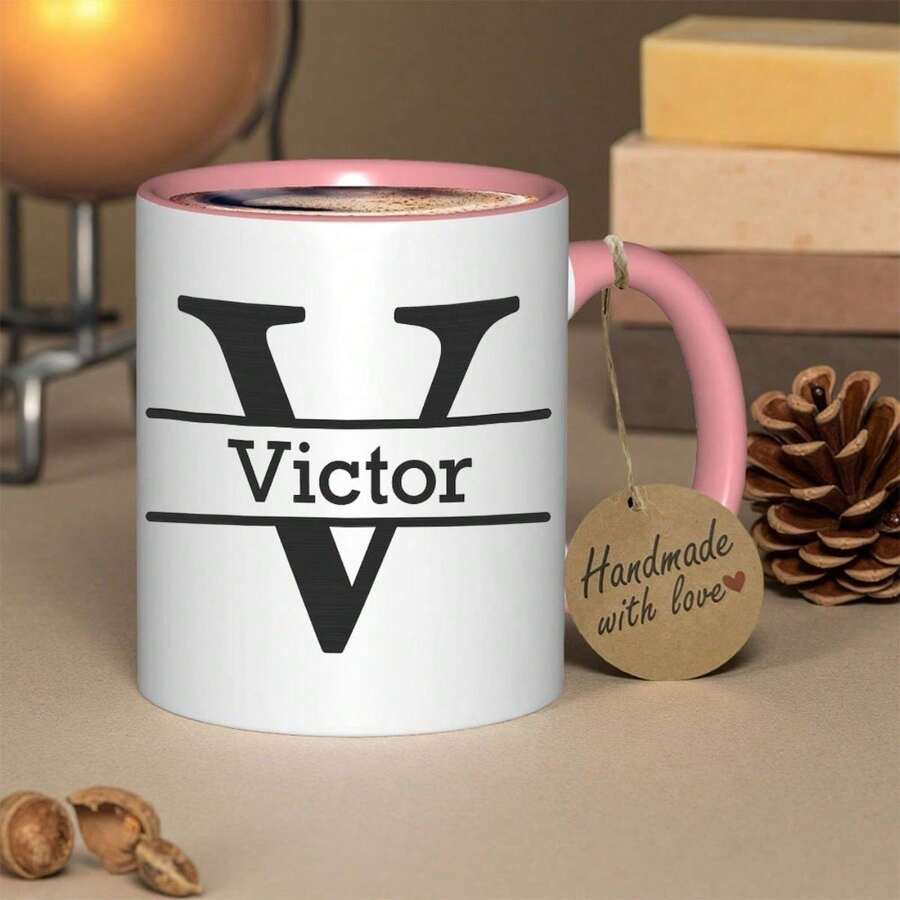1 taza Hotelling Priis V - Taza de café de cerámica hecha a mano con diseño "Victor", antideslizante, reutilizable, lavable a máquina, ideal para el hogar y regalos navideños (Navidad, Halloween, Acción de Gracias), accesorios para barra de café, taza con inicial K, taza creativa, taza de café gigante, taza grande, letra cursiva, texto cursiva, temática especial, taza de café para profesionales, tazas, taza de café/taza y taza. - Rosa - Ver 1