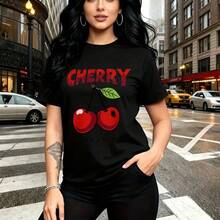 Camiseta de mujer con estampado de chica urbana con cabello largo y ondas, diseño "CHERRY" en rojo vibrante con cerezas y mensaje "HAVE A NICE DAY" - camiseta casual de manga corta, ajuste cómodo y moderno, estilo callejero y fresco - ideal para pase - Negro - Ver 1