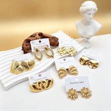 12 đôi bông tai nụ hoa cúc bằng thép không gỉ mạ vàng, nhiều kiểu dáng thanh lịch và tươi mới, phù hợp cho quý cô đi chơi mùa xuân hoặc tạo phong cách nghệ thuật cho trang phục - Vàng - Xem 3