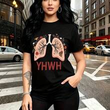 Camiseta de mujer con estampado artístico de pulmones humanos detallados y flores delicadas sobre fondo negro con letras YHWH en rojo - camiseta casual de manga corta, ajuste cómodo y fresco, estilo urbano y alternativo con toque espiritual - ideal p - Negro - Ver 1
